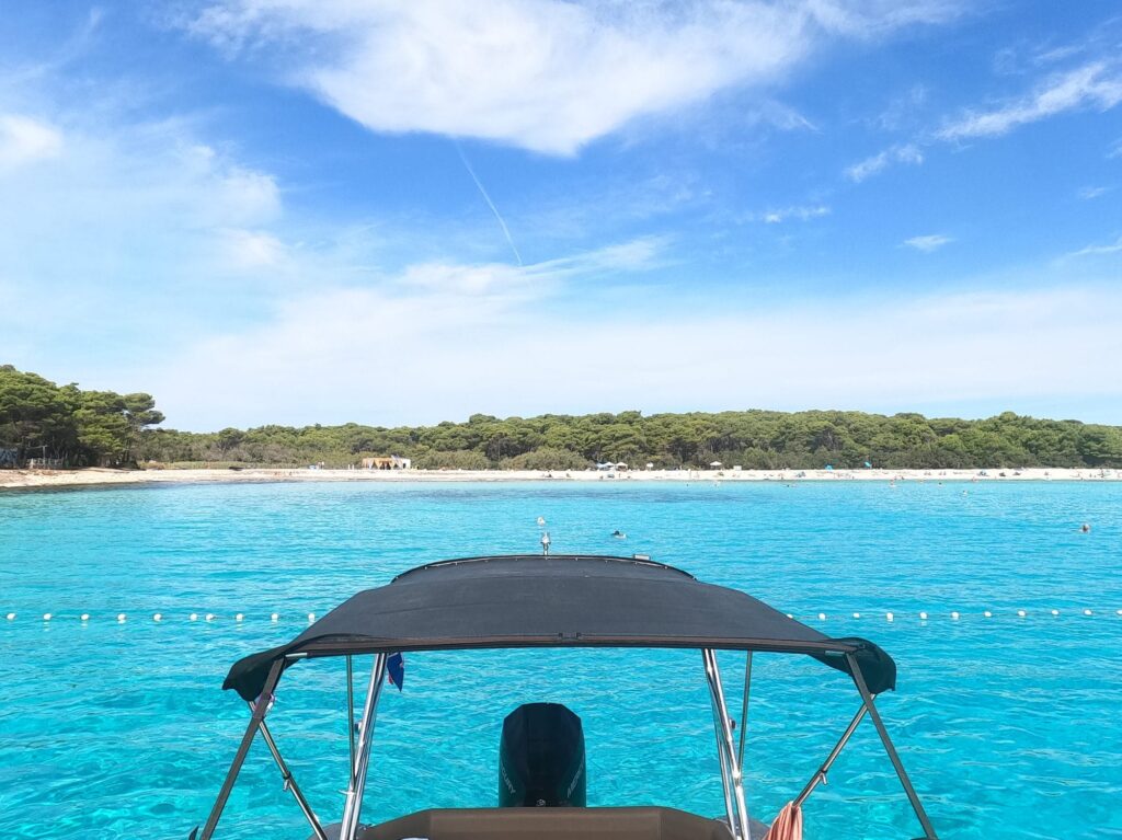 Sakarun bay - boat view